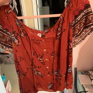 Size large flower top. Fits a medium/ large.